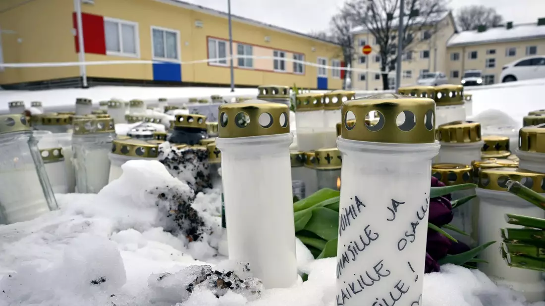 Kerzen und Blumen sind vor der in der Viertola-Schule im finnischen Vantaa aufgestellt. - Bild: Markku Ulander/Lehtikuva/dpa