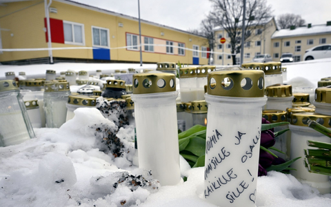 Kerzen und Blumen sind vor der in der Viertola-Schule im finnischen Vantaa aufgestellt. - Foto: Markku Ulander/Lehtikuva/dpa Kerzen und Blumen sind vor der in der Viertola-Schule im finnischen Vantaa aufgestellt. - Foto: Markku Ulander/Lehtikuva/dpa