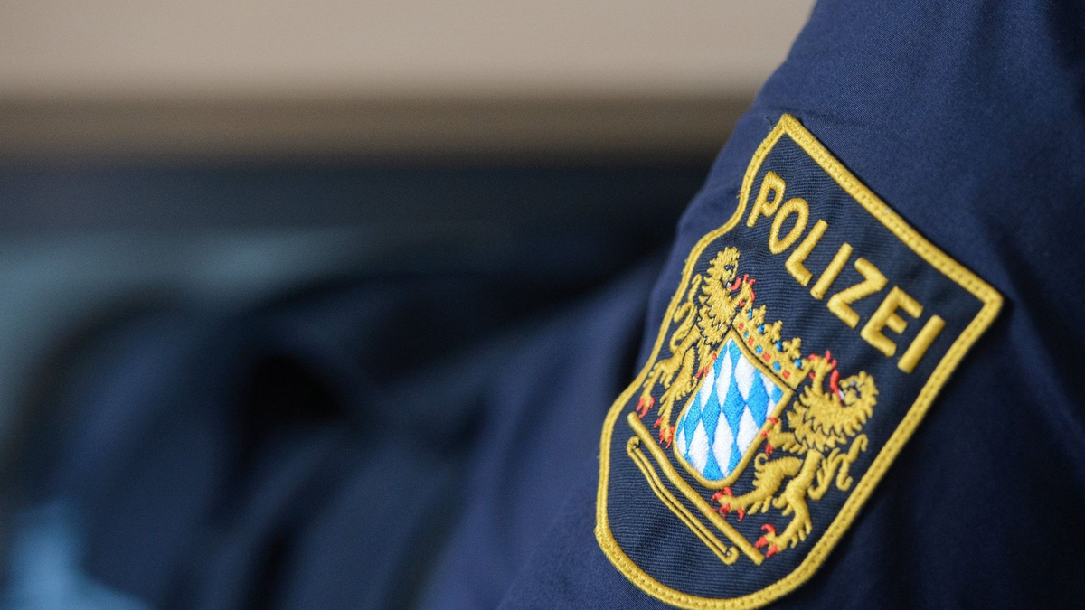 Ein Wappen der Bayerischen Polizei an einer Uniform. - Foto: Timm Schamberger/dpa