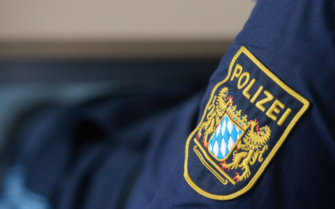 Ein Wappen der Bayerischen Polizei an einer Uniform. - Foto: Timm Schamberger/dpa
