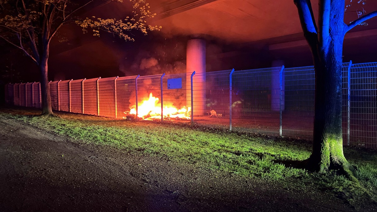 POL-DU: Untermeiderich: Wohnwagen komplett ausgebrannt - Wer hat verdächtige Beobachtungen gemacht? - Foto: presseportal.de