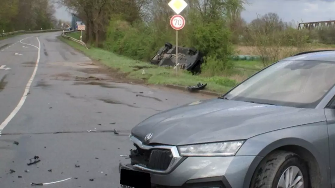 POL-MI: BMW überschlägt sich nach Zusammenstoß - Bild: presseportal.de