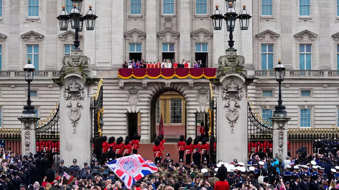 ZUschauer jubeln nach der Krönung von König Charles III. und Königin Camilla vor dem Buckingham Palast in London. - Bild: Petr David Josek/AP/dpa