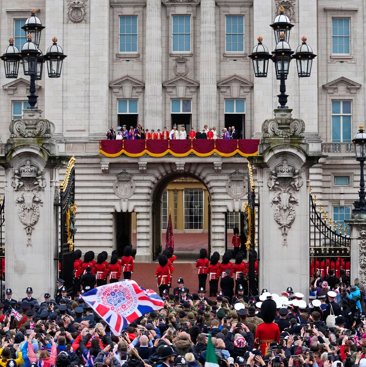ZUschauer jubeln nach der Krönung von König Charles III. und Königin Camilla vor dem Buckingham Palast in London. - Foto: Petr David Josek/AP/dpa