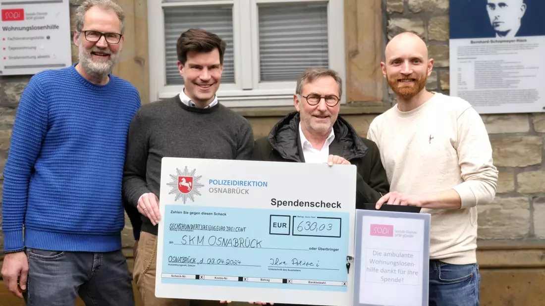 POL-OS: Nach erfolgreichem Spendenlauf für die Wohnungslosenhilfe übergibt Polizeipräsident Michael Maßmann 630 Euro an das SKM Osnabrück. - Bild: presseportal.de