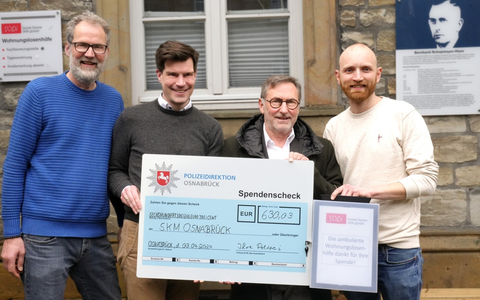 POL-OS: Nach erfolgreichem Spendenlauf für die Wohnungslosenhilfe übergibt Polizeipräsident Michael Maßmann 630 Euro an das SKM Osnabrück. - Foto: presseportal.de