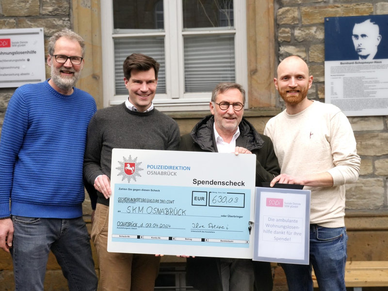 POL-OS: Nach erfolgreichem Spendenlauf für die Wohnungslosenhilfe übergibt Polizeipräsident Michael Maßmann 630 Euro an das SKM Osnabrück. - Foto: presseportal.de