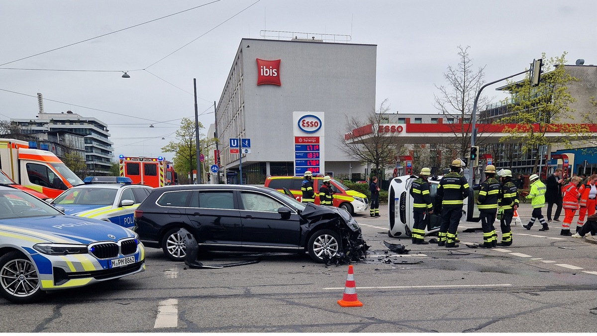 FW-M: Auto kippt bei Unfall auf die Seite (Sendling) - Foto: presseportal.de