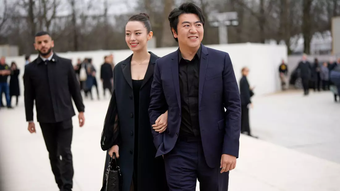 Gina Alice Redlinger und Lang Lang wechseln mit ihrem Sohn etwa alle zwei Monate den Kontinent. - Bild: Scott A Garfitt/Invision/dpa