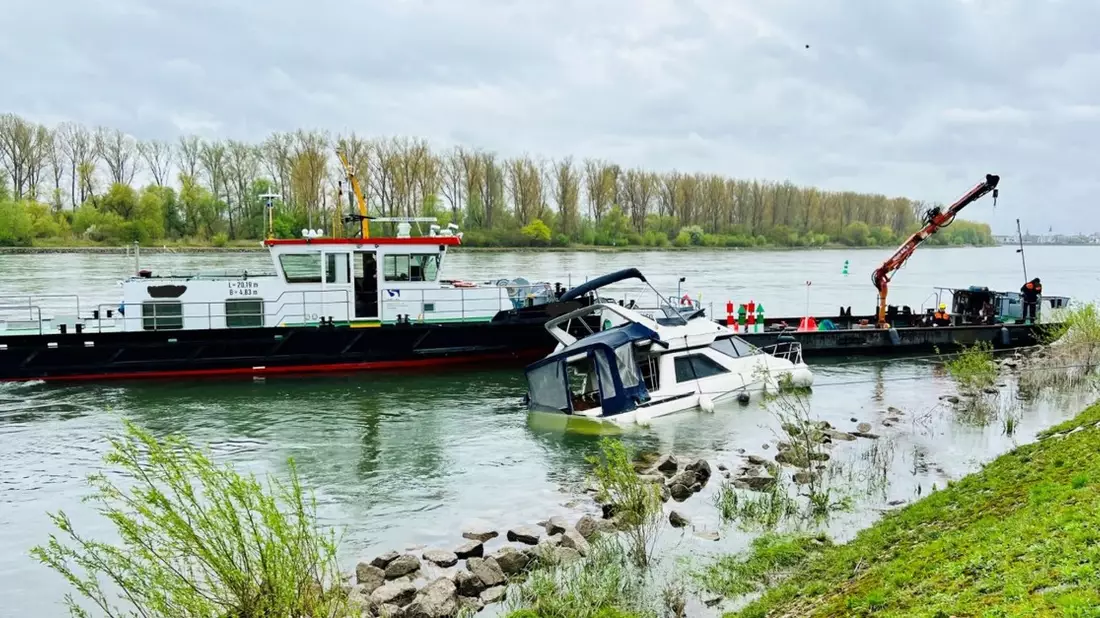 PP-ELT: Gesunkenes Sportboot in Speyer - Bild: presseportal.de