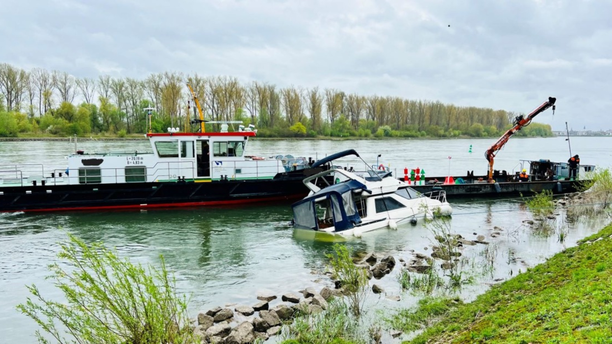 PP-ELT: Gesunkenes Sportboot in Speyer - Foto: presseportal.de
