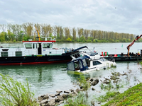 PP-ELT: Gesunkenes Sportboot in Speyer - Foto: presseportal.de