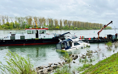 PP-ELT: Gesunkenes Sportboot in Speyer - Foto: presseportal.de