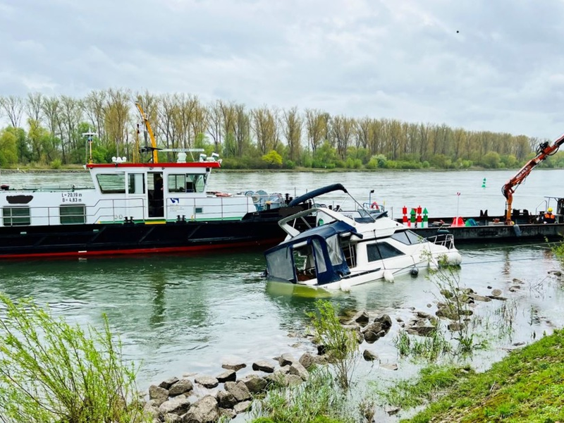 PP-ELT: Gesunkenes Sportboot in Speyer - Foto: presseportal.de