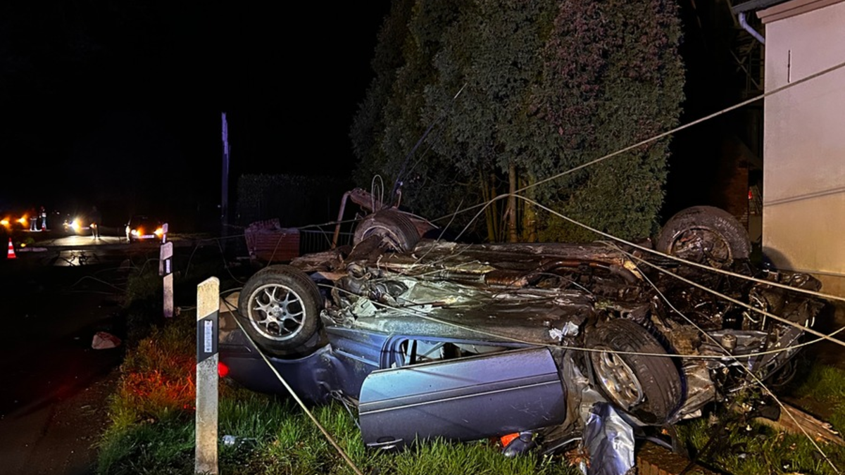 FW-Schermbeck: Verkehrsunfall auf dem Waldweg - Foto: presseportal.de