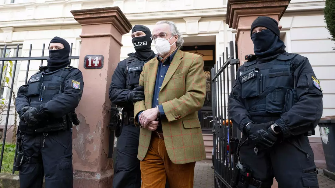 Heinrich XIII. Prinz Reuß sitzt zwischen seinen Verteidigern auf der Anklagebank. - Bild: Boris Roessler/dpa