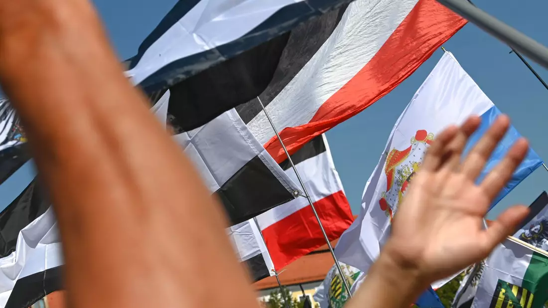 Die Angeklagten im Terrorprozess gegen die mutmaßliche «Reichsbürger»-Gruppe sollen ihre Umsturzpläne bereits in den Grundzügen ausgearbeitet haben (Symbolbild). - Bild: Heiko Rebsch/dpa