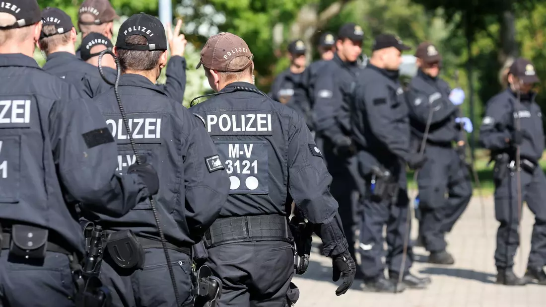 Aus Mecklenburg-Vorpommern gab es keine aktuellen Zahlen dazu, gegen wie viele Polizisten Verfahren wegen des Verdachts auf rechtsextremistische Gesinnung geführt werden (Symbolbild). - Bild: Bernd Wüstneck/dpa