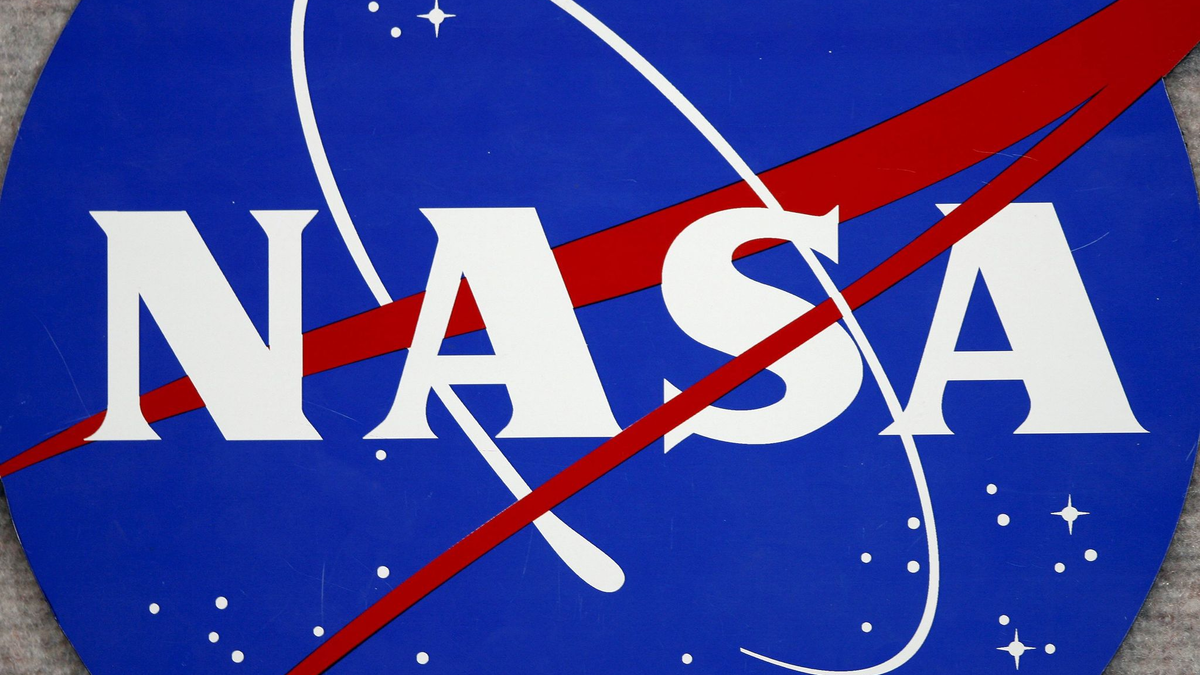 Das Logo der NASA am Johnson Space Center in Houston, Texas. Drei Unternehmen sollen im Auftrag der US-Raumfahrtbehörde künftig Mondfahrzeuge bauen. - Foto: epa Aaron M. Sprecher/epa/dpa