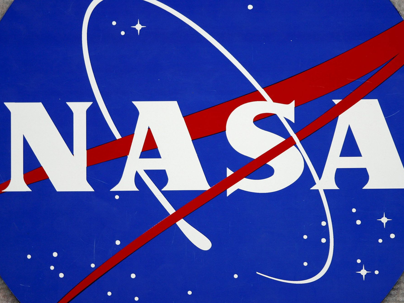 Das Logo der NASA am Johnson Space Center in Houston, Texas. Drei Unternehmen sollen im Auftrag der US-Raumfahrtbehörde künftig Mondfahrzeuge bauen. - Foto: epa Aaron M. Sprecher/epa/dpa