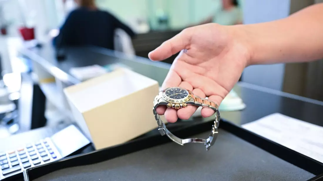 Der Pfandkredit dient zur schnellen Überbrückung finanzieller Engpässe. Dafür werden Gegenstände wie Uhren beliehen. - Bild: Bernd Weißbrod/dpa