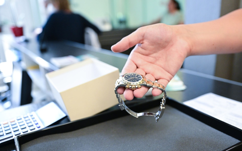 Der Pfandkredit dient zur schnellen Überbrückung finanzieller Engpässe. Dafür werden Gegenstände wie Uhren beliehen. - Foto: Bernd Weißbrod/dpa