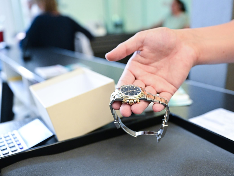 Der Pfandkredit dient zur schnellen Überbrückung finanzieller Engpässe. Dafür werden Gegenstände wie Uhren beliehen. - Foto: Bernd Weißbrod/dpa