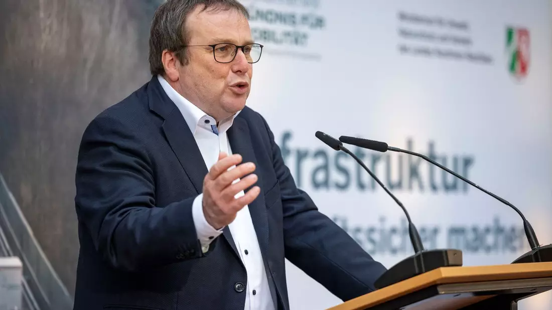 Ein Infrastrukturfonds könne nur dann effektiv sein, wenn es gelinge, die Investitionen klar zu priorisieren, sagt Oliver Krischer. - Bild: Christoph Reichwein/dpa