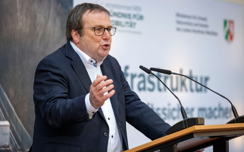 Ein Infrastrukturfonds könne nur dann effektiv sein, wenn es gelinge, die Investitionen klar zu priorisieren, sagt Oliver Krischer. - Foto: Christoph Reichwein/dpa