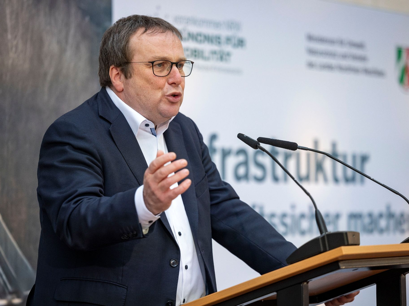 Ein Infrastrukturfonds könne nur dann effektiv sein, wenn es gelinge, die Investitionen klar zu priorisieren, sagt Oliver Krischer. - Foto: Christoph Reichwein/dpa