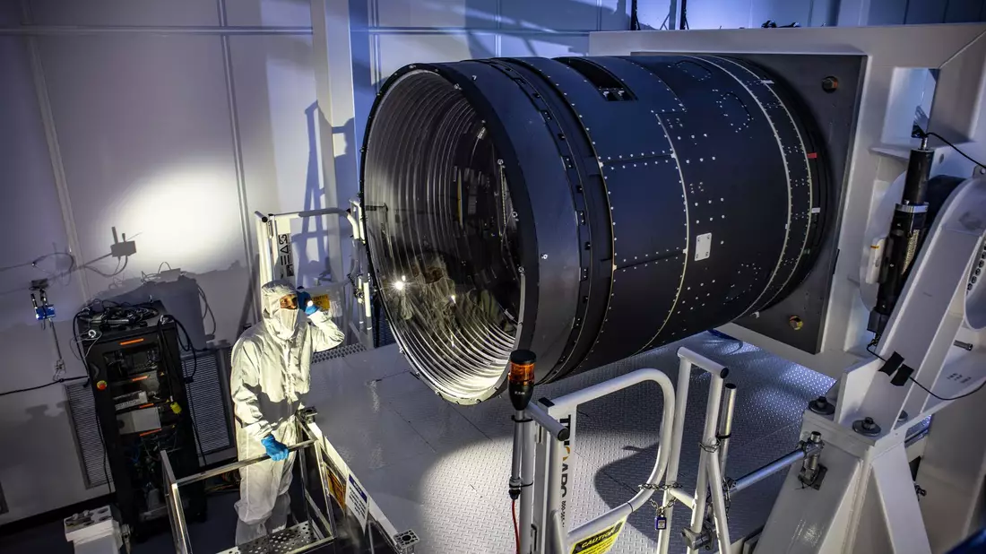 Die Kamera, an der das Team in einem Labor im US-Bundesstaat Kalifornien mehrere Jahre lang arbeiteten, sei etwa so groß wie ein Kleinwagen und drei Tonnen schwer. - Bild: Jacqueline Ramseyer Orrell/SLAC National Accelerator Laboratory/dpa