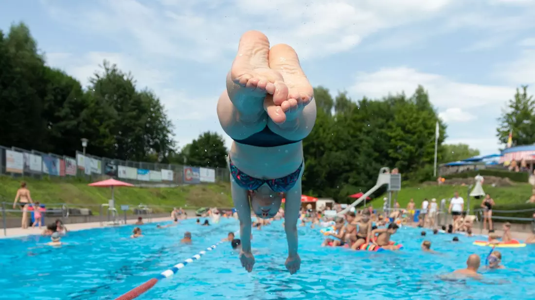 Wenn die Freibäder öffnen, müssen qualifizierte Retter am Beckenrand stehen - sonst könnten Bäder teils wieder geschlossen werden. - Bild: Friso Gentsch/dpa