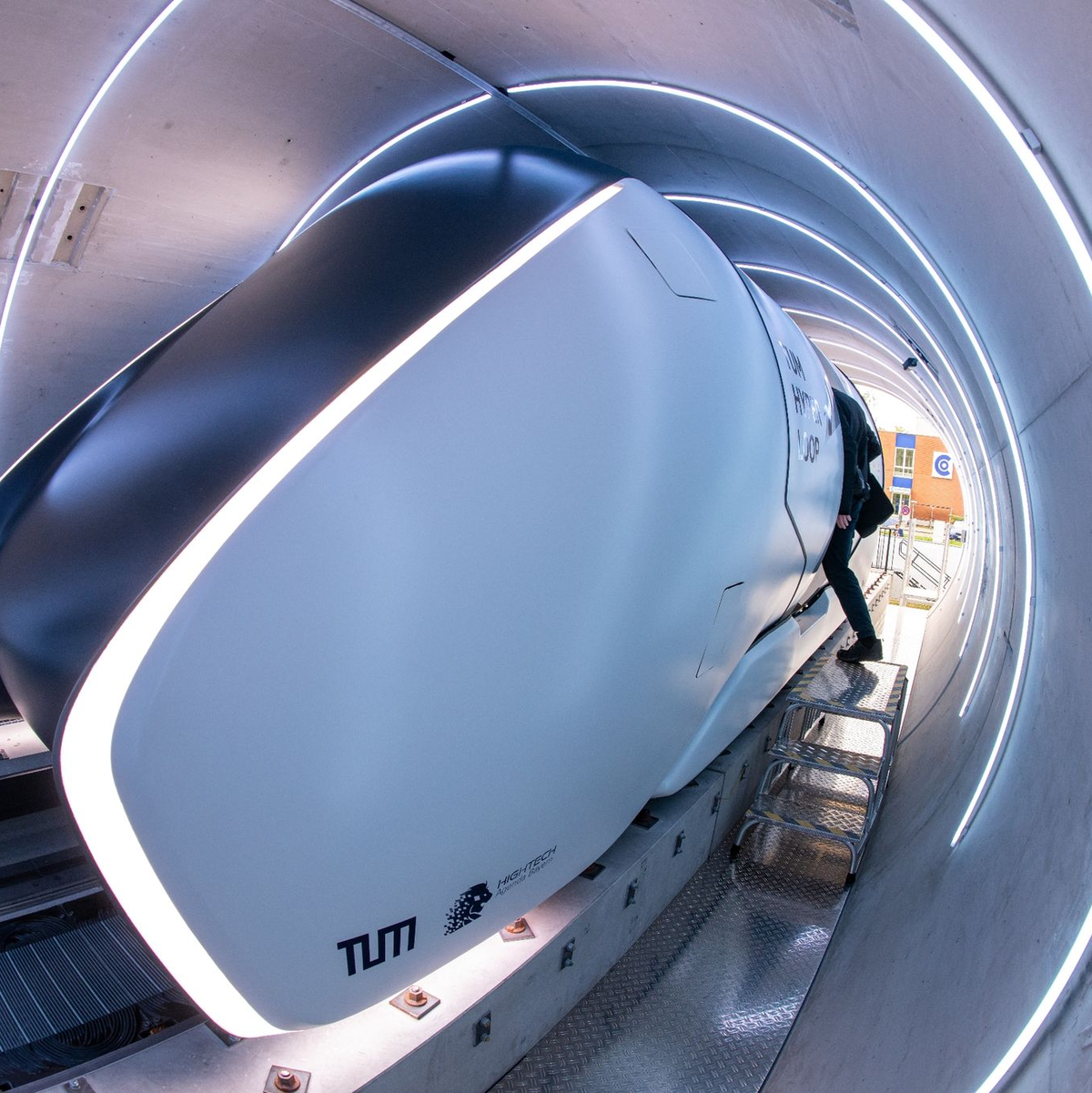 Hyperloop: Die Idee ist schon über 100 Jahre alt, aber eigentlich kennt man dieses Transportsystem vor allem aus Science-Fiction-Filmen. - Foto: Peter Kneffel/dpa