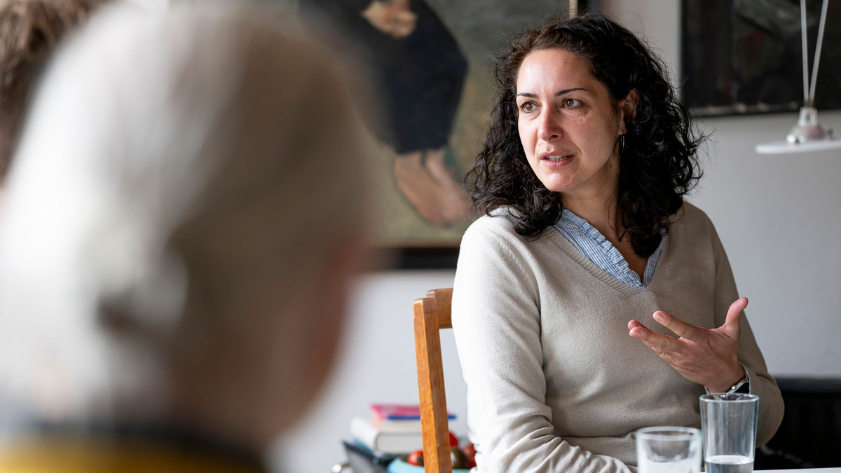 Silvia Viernickel vom Jugendamt Erfurt im Gespräch. - Foto: Jacob Schröter/dpa