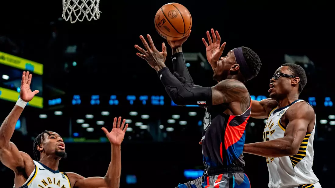 Dennis Schröder (M) und die Brooklyn Nets haben die NBA-Playoffs verpasst. - Bild: Peter K. Afriyie/AP