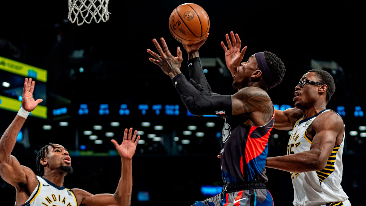 Dennis Schröder (M) und die Brooklyn Nets haben die NBA-Playoffs verpasst. - Foto: Peter K. Afriyie/AP