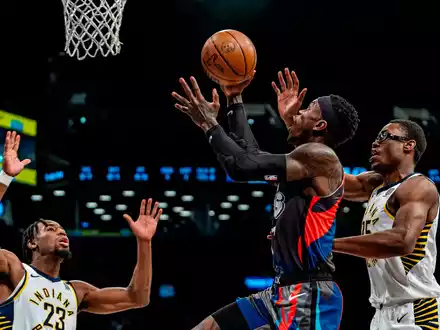 Dennis Schröder (M) und die Brooklyn Nets haben die NBA-Playoffs verpasst. - Foto: Peter K. Afriyie/AP