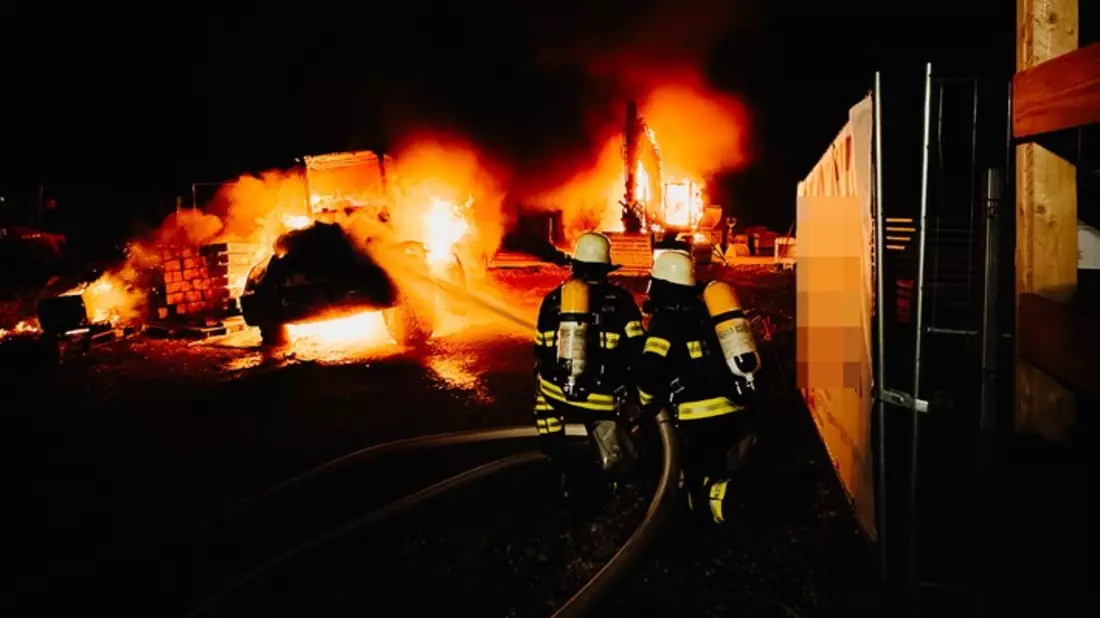 FW-M: Mehrere Baustellenfahrzeuge in Brand (Haidhausen) - Bild: presseportal.de
