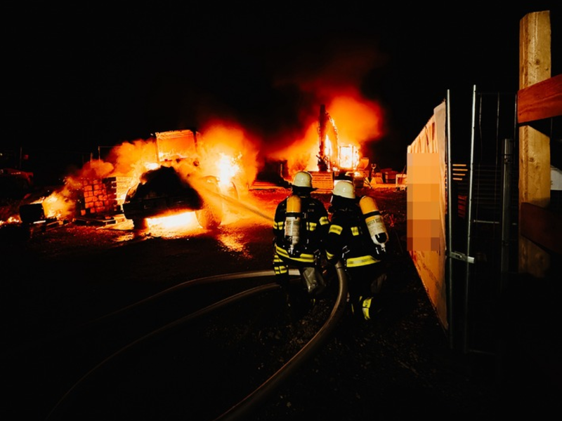 FW-M: Mehrere Baustellenfahrzeuge in Brand (Haidhausen) - Foto: presseportal.de