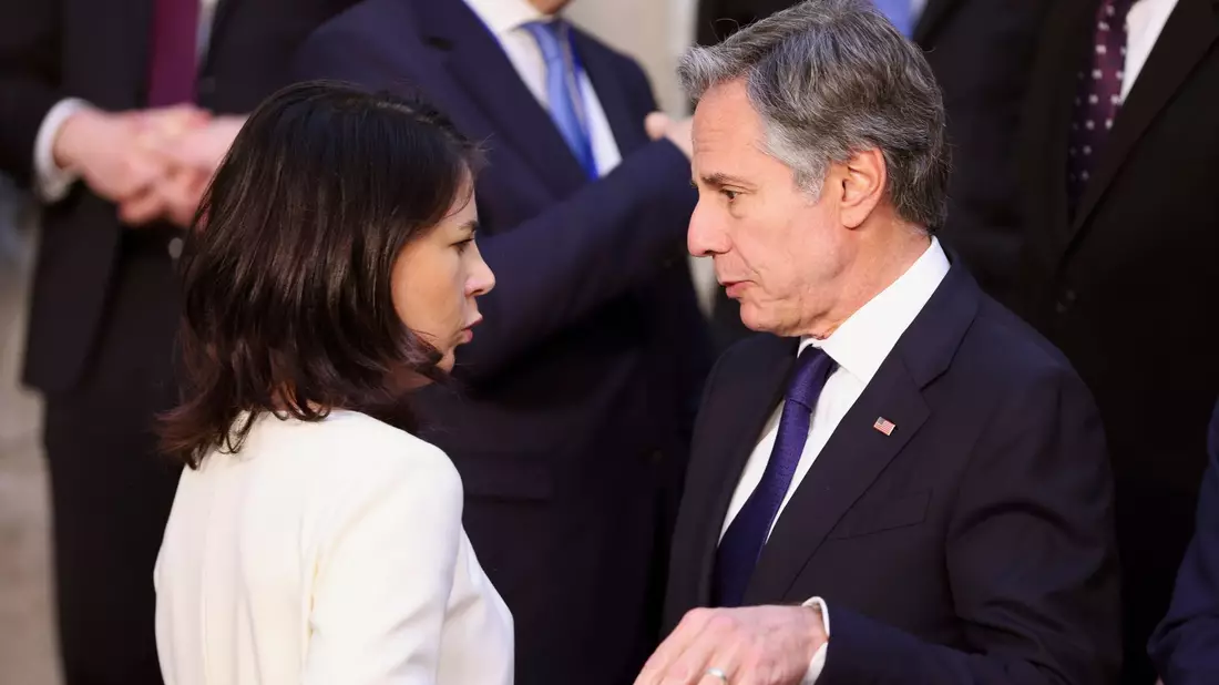 Außenministerin Annalena Baerbock neben ihrem amerikanischen Amtskollegen Antony Blinken im NATO-Hauptquartier in Brüssel. - Bild: Johanna Geron/Pool Reuters/AP/dpa