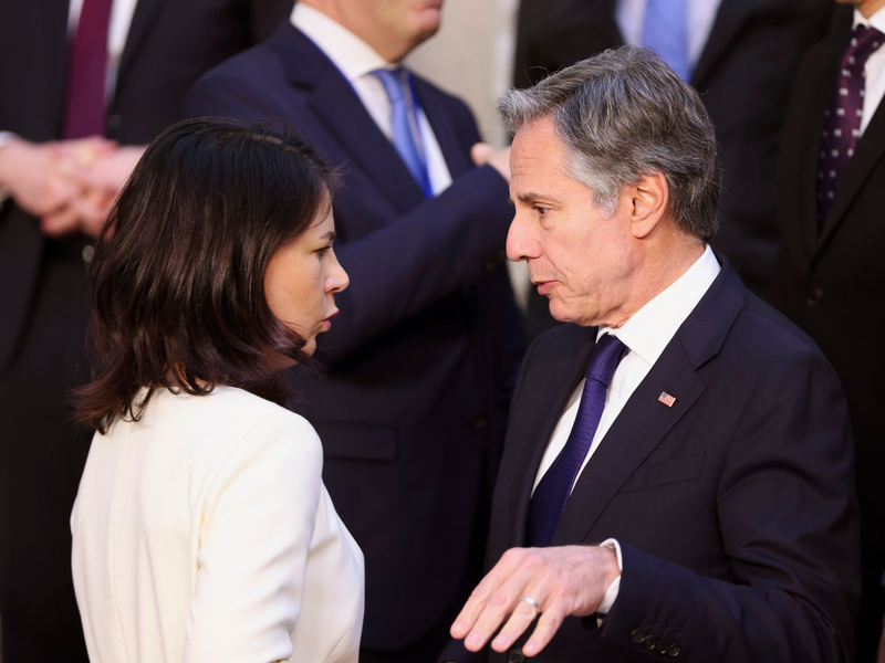 Außenministerin Annalena Baerbock neben ihrem amerikanischen Amtskollegen Antony Blinken im NATO-Hauptquartier in Brüssel. - Foto: Johanna Geron/Pool Reuters/AP/dpa