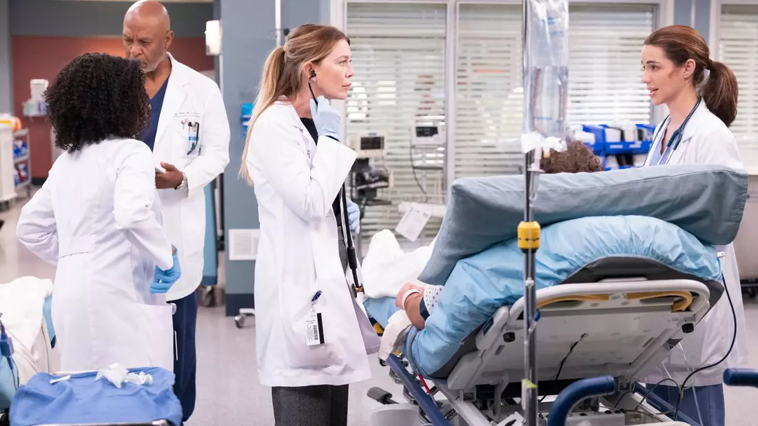 Ellen Pompeo (l) spielt in der 19. Staffel der Arztserie «Grey's Anatomy» Dr. Meredith Grey an der Seite von Adelaide Kane als Jules Millin in (undatierte Filmszene). - Bild: Liliane Lathan/ABC/Disney+/dpa