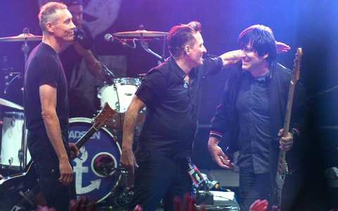 Farin Urlaub (l-r), Bela B. und Rodrigo Gonzalez von der Band Die Ärzte stehen auf der Bühne. Sie sprechen im Interview mit der dpa über Politik und die Musikbranche. - Foto: Axel Heimken/dpa