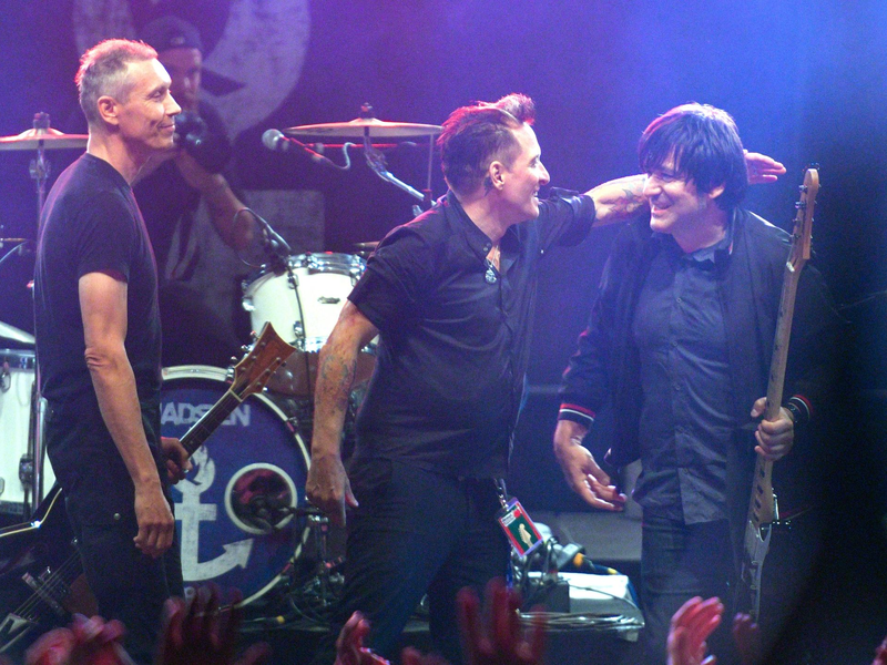 Farin Urlaub (l-r), Bela B. und Rodrigo Gonzalez von der Band Die Ärzte stehen auf der Bühne. Sie sprechen im Interview mit der dpa über Politik und die Musikbranche. - Foto: Axel Heimken/dpa