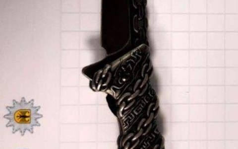 BPOL NRW: Das ist nicht meine Weste - Bundespolizisten stellen Einhandmesser sicher - Foto: presseportal.de