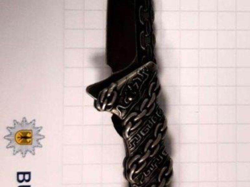 BPOL NRW: Das ist nicht meine Weste - Bundespolizisten stellen Einhandmesser sicher - Foto: presseportal.de