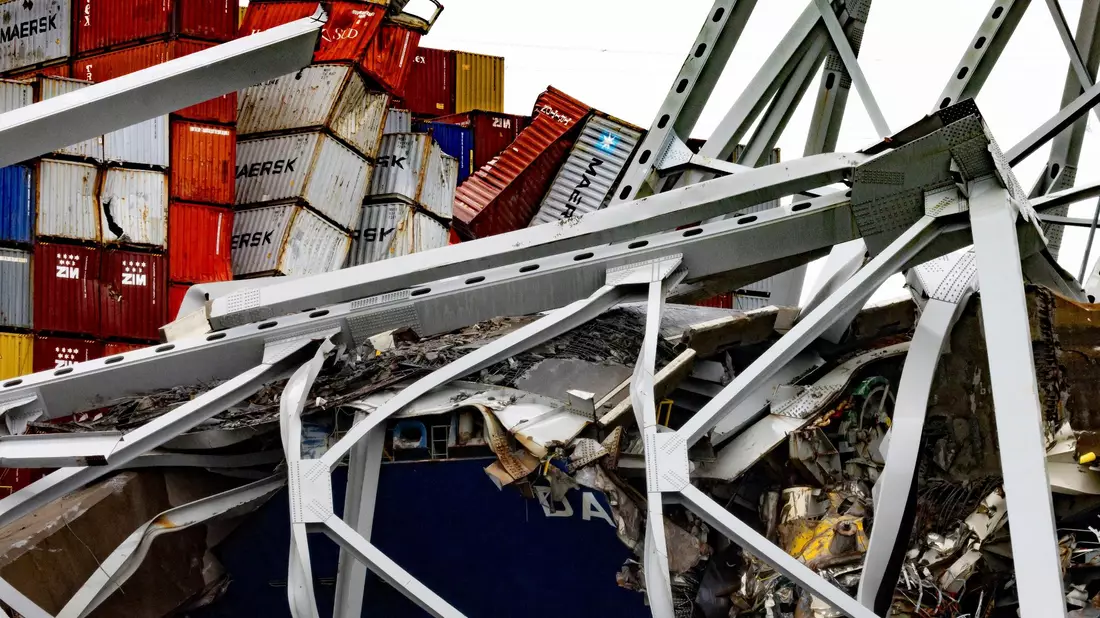 Trümmer der Francis Scott Key Bridge liegen auf dem Containerschiff «Dali». - Bild: Julia Nikhinson/AP/dpa