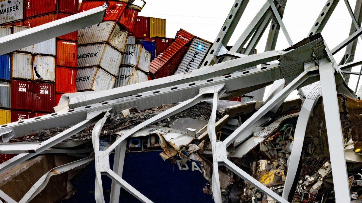 Trümmer der Francis Scott Key Bridge liegen auf dem Containerschiff «Dali». - Foto: Julia Nikhinson/AP/dpa