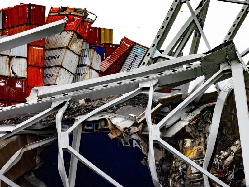 Trümmer der Francis Scott Key Bridge liegen auf dem Containerschiff «Dali». - Foto: Julia Nikhinson/AP/dpa