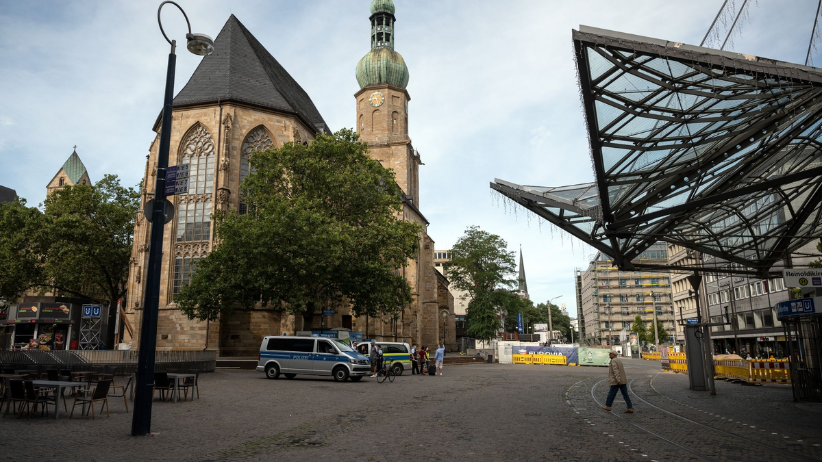 In der Nähe der Reinoldikirche kam es zu einem tragischen Polizei-Einsatz. - Foto: Bernd Thissen/dpa